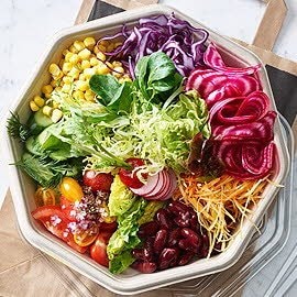 Gemengde samengestelde salade met klassieke dressing