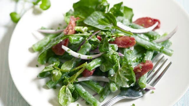 Groentesalade met romige mieriksworteldressing