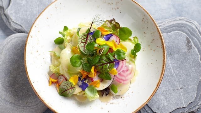 Kleurrijke kruidensalade