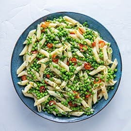 Penne met erwtjes, citrus en tuinkruiden