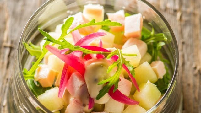 Salade van gerookte kipfilet met mosterd-honing dressing