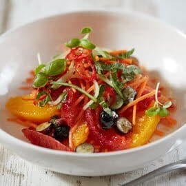 Salade van wortel, sinaasappel, bosbes en mint