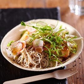 Soba noedelsalade met zalm en sesam soja vinaigrette