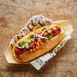 Hotdog met humus en koriander