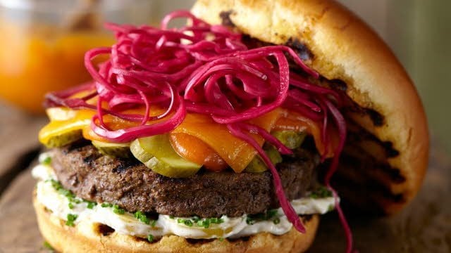 Angus burger met zoet zure rode kool
