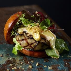 Aubergine burger met ras el hanout en Munsterkaas Aubergine burger met ras el hanout en Munsterkaas