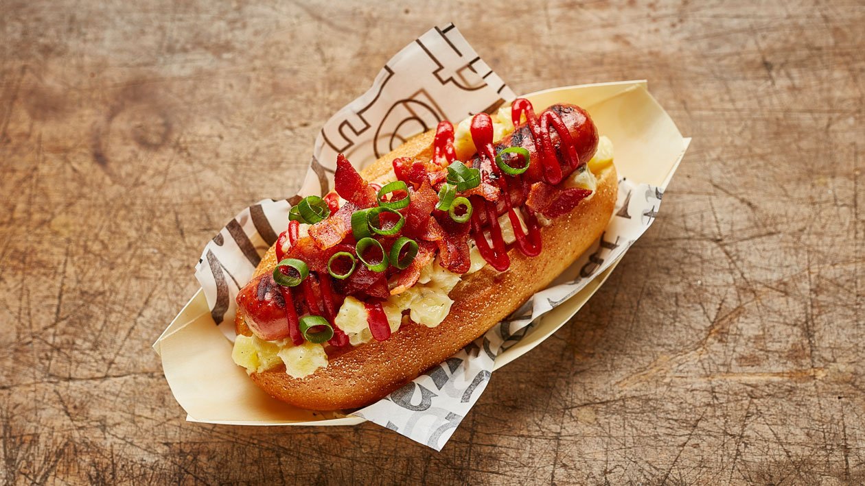 Hotdog met aardappelsalade en spek – Recept