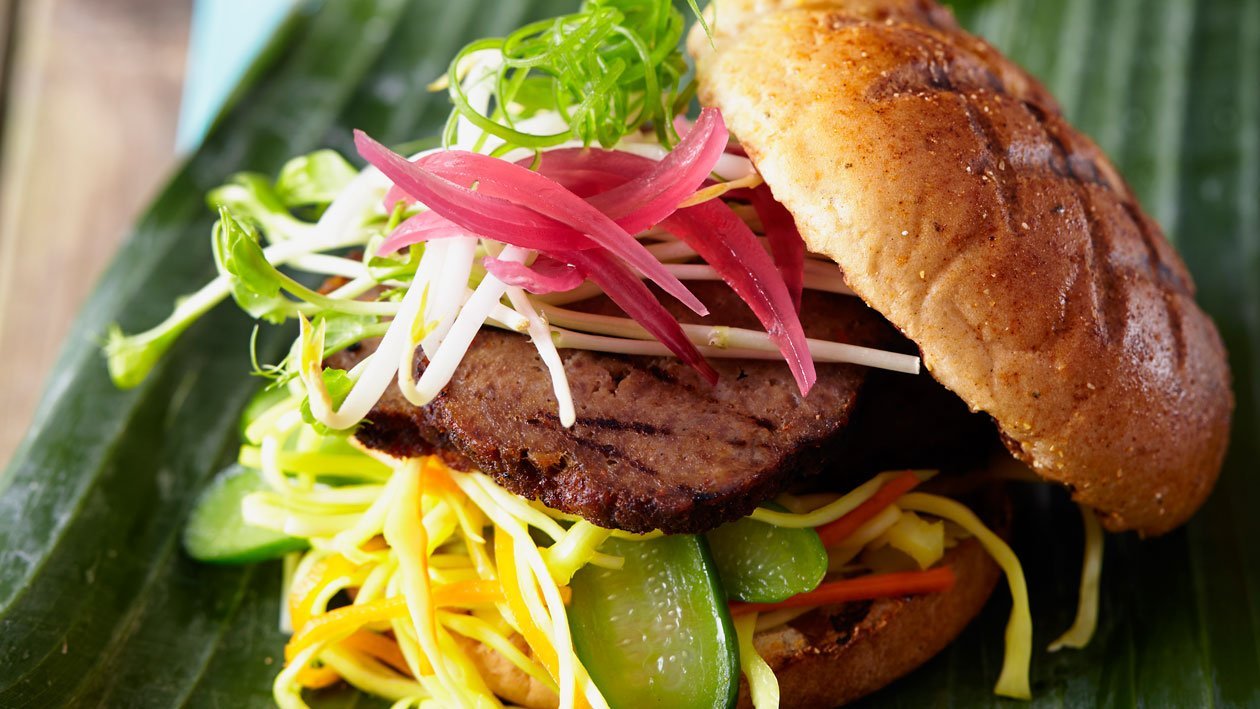 Broodje bal met pindasaus, atjar en mini komkommer – Recept