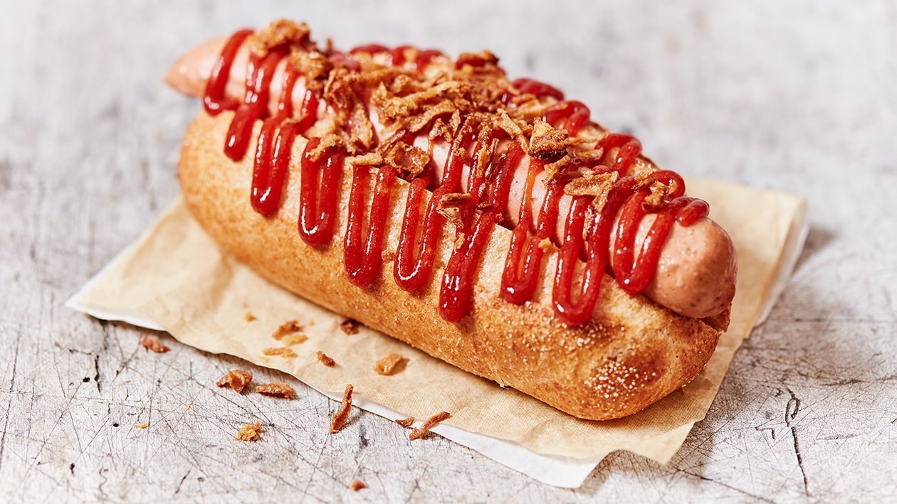 Broodje veganistische roockworst met ketchup en uitjes – Recept