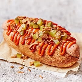 Broodje vegetarische roockworst met pittige paprikasaus