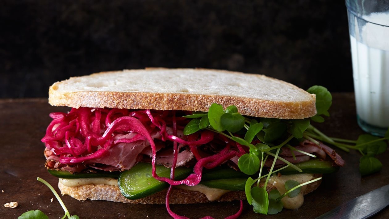 Deli-pastramisandwich met zoetzure rodekool en komkommer – Recept