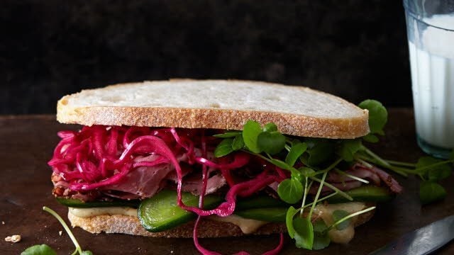 Deli-pastramisandwich met zoetzure rodekool en komkommer Deli-pastramisandwich met zoetzure rodekool en komkommer