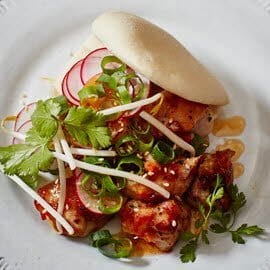 Gestoomd broodje met kipsaté en satésaus