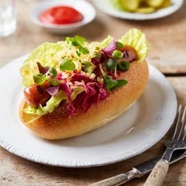 ''Haute dog Classic'' kropsla, zoetzure rode kool, augurk en ketchup