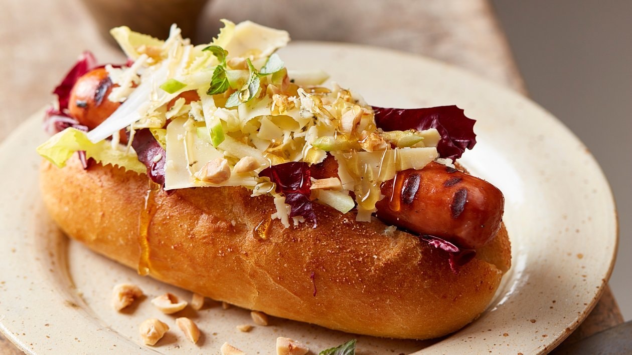 ''Haute dog'' met blauwe kaas, witlof, honing en hazelnoten – Recept