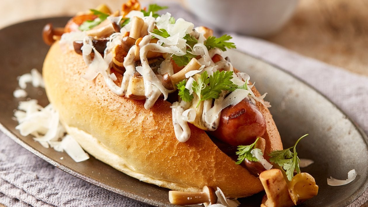 ''Haute dog" met gebakken paddenstoelen, truffelmayonaise en Parmezaanse kaas – Recept