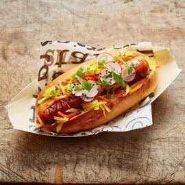 Hotdog met atjar en lente-ui