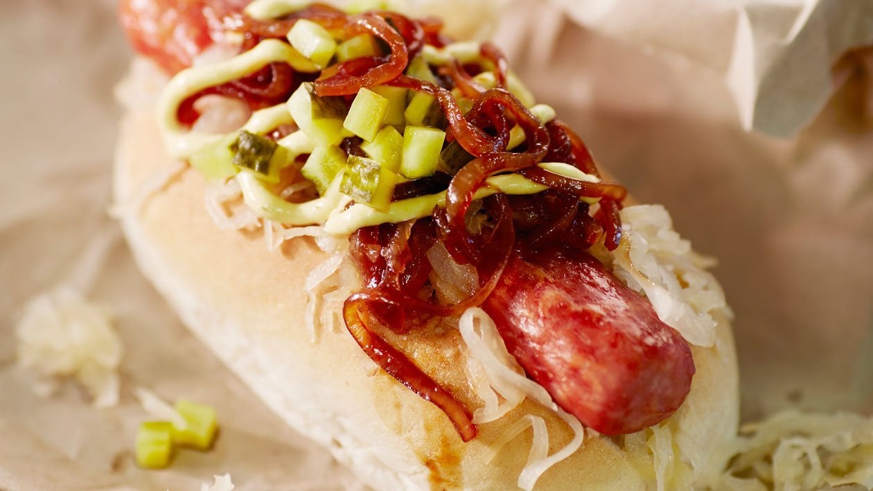 Hotdog met zuurkool, gekarameliseerde uitjes en piccalilly