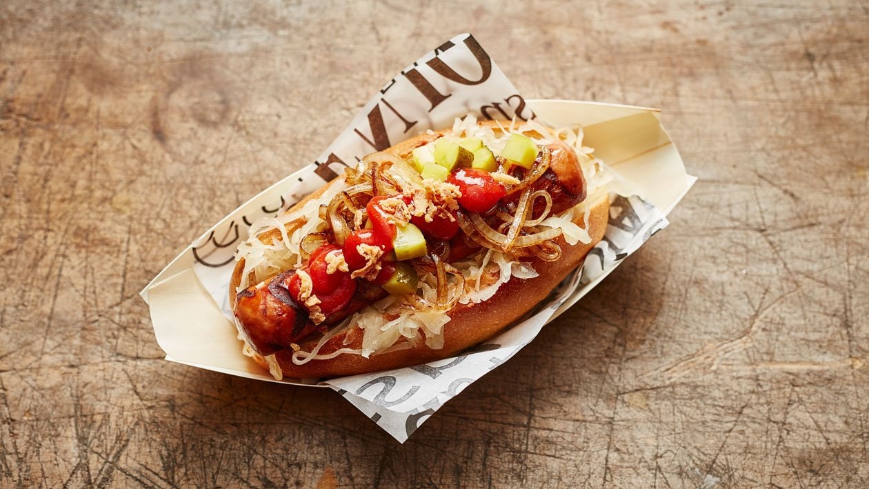 ''Jack'' Hotdog met zuurkool, gebakken uiringen en augurk