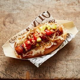 Hotdog met zuurkool, gebakken uiringen en augurk Hotdog met zuurkool, gebakken uiringen en augurk