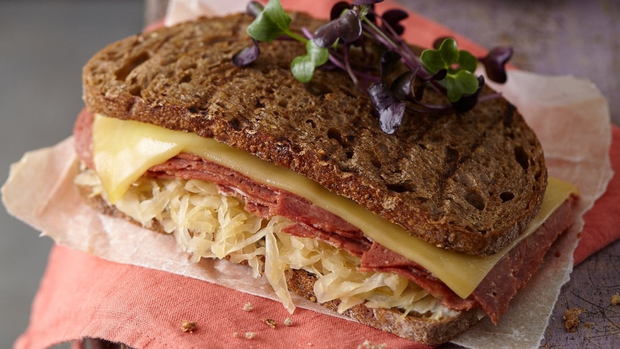 Reuben Sandwich met corned beef, zuurkool en roomkaas-mierikswortel