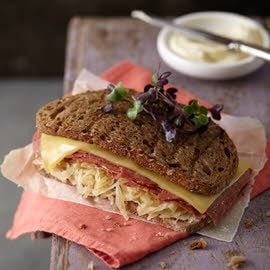 Reuben Sandwich met corned beef, zuurkool en roomkaas-mierikswortel