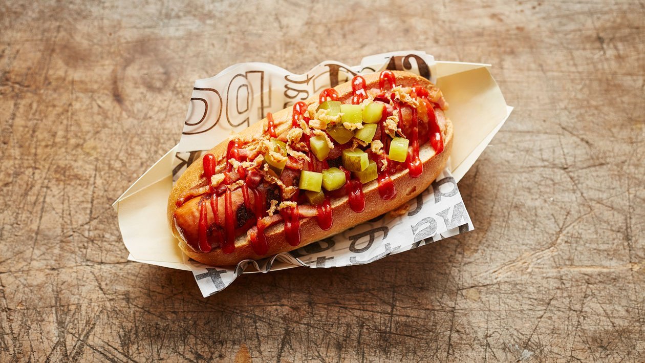 Hotdog met spek en krokante uitjes – Recept