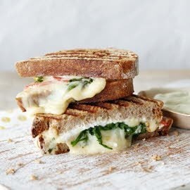 Zuurdesem tosti met geitenkaas, gruyere en Roquefort