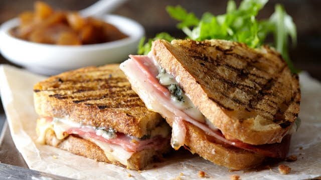 Zuurdesemtosti met gorgonzola, gekookte ham en honing-mosterdsaus Zuurdesemtosti met gorgonzola, gekookte ham en honing-mosterdsaus