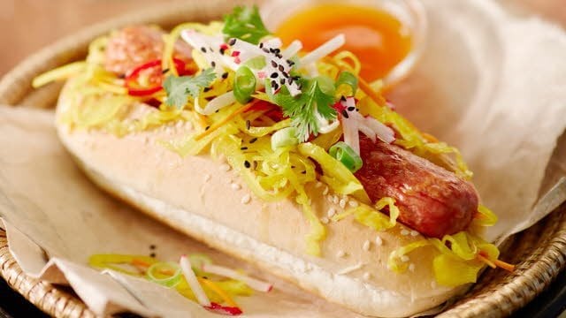 Hotdog met zoetzure saus
