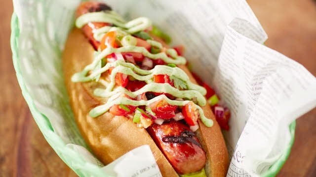 Hotdog met pico de gallo en guacamole