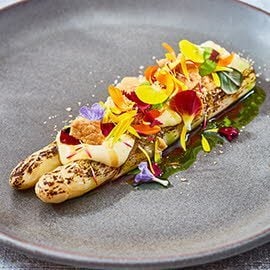 Gebrande asperges met Hollandaise, hazelnoot, glace, bloemetjes en krokante kippenhuid Gebrande asperges met Hollandaise, hazelnoot, glace, bloemetjes en krokante kippenhuid
