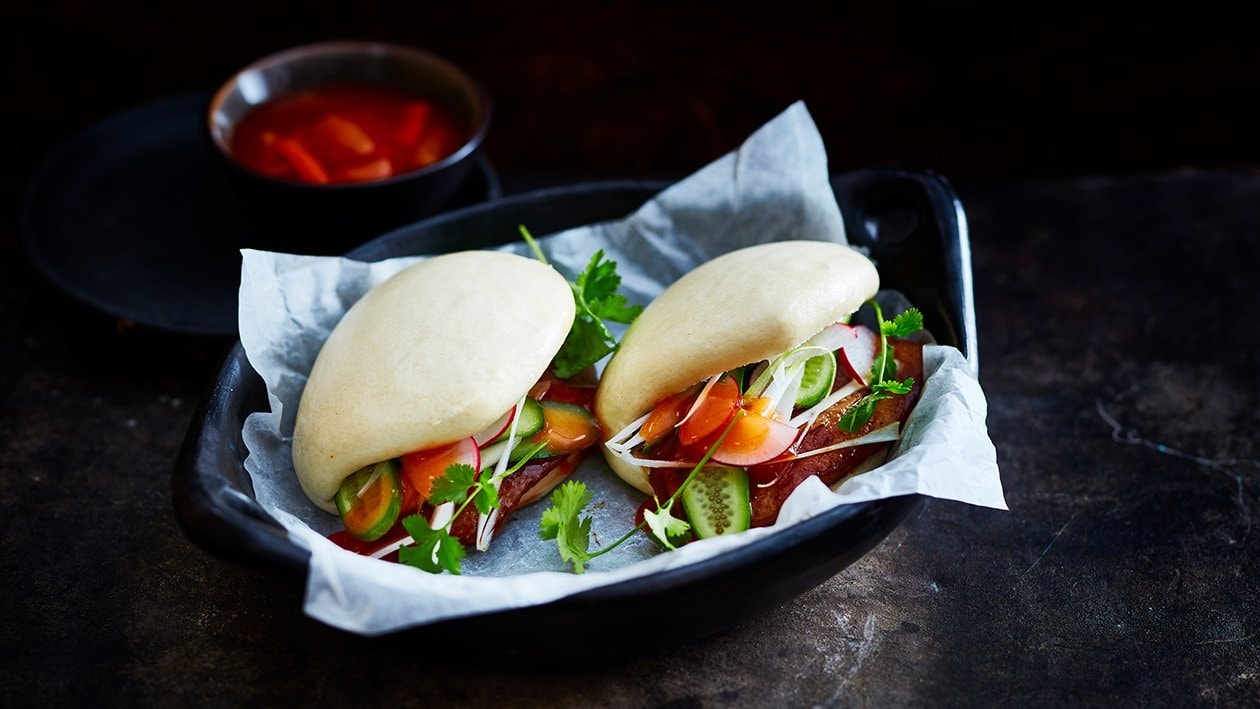 Gestoomd broodje met spek en zoet zure saus – Recept