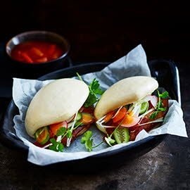 Gestoomd broodje met spek en zoet zure saus