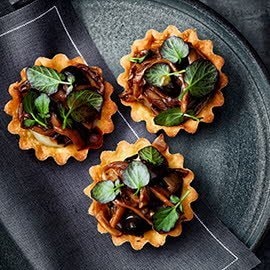 Tartelette met oesterzwammen, aardpeer en zwarte knoflook