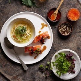 Aziatische bouillon met sushi