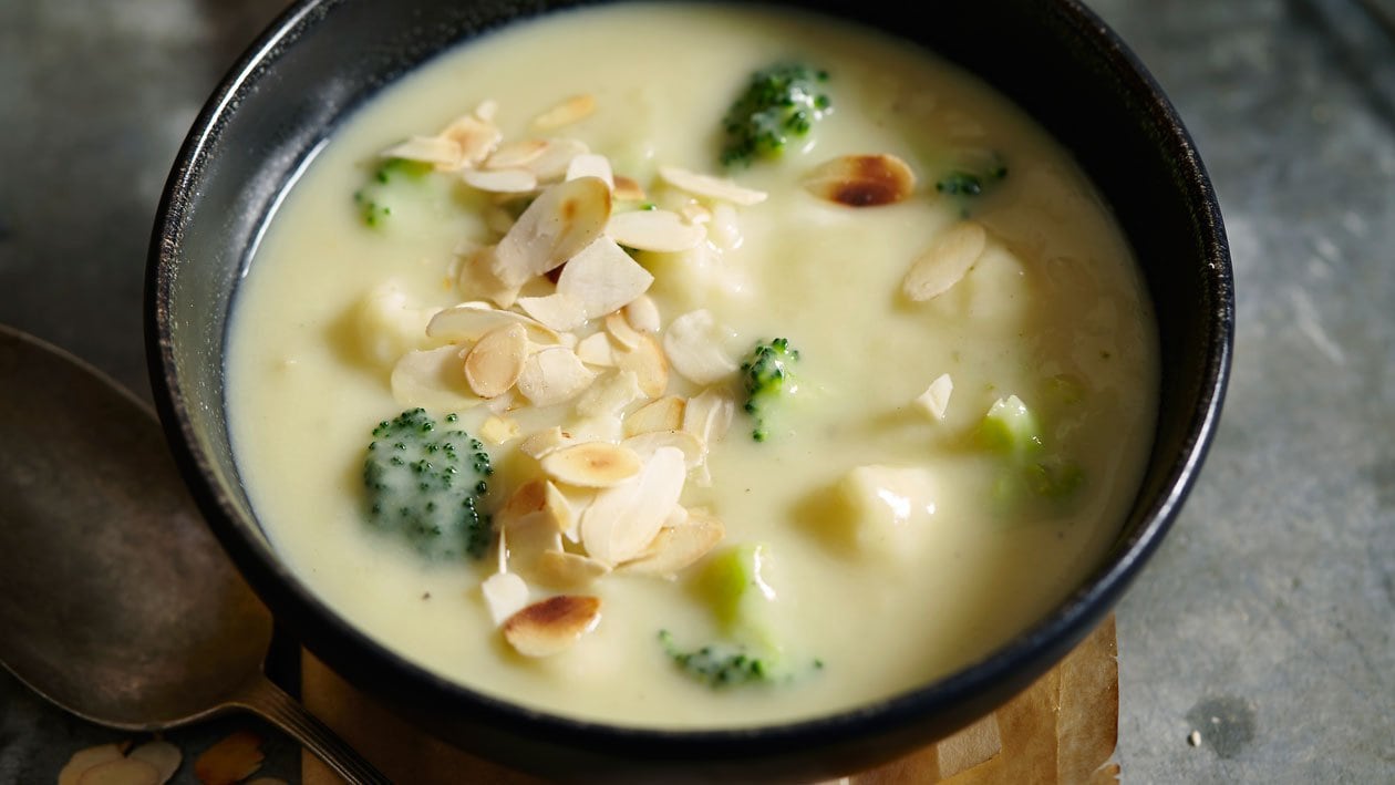 Bloemkool broccoli soep gorgonzola en amandelen – Recept