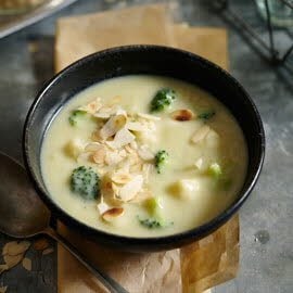 Bloemkool broccoli soep gorgonzola en amandelen