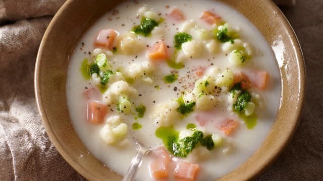 Bloemkoolsoep uit Kopenhagen met rucola met gerookte zalm