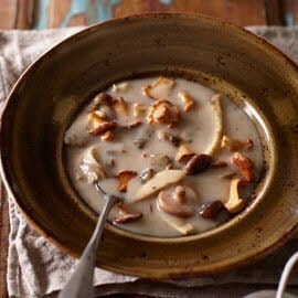 Bospaddenstoelensoep uit de Perigueux met truffel tapenade (recept 1)