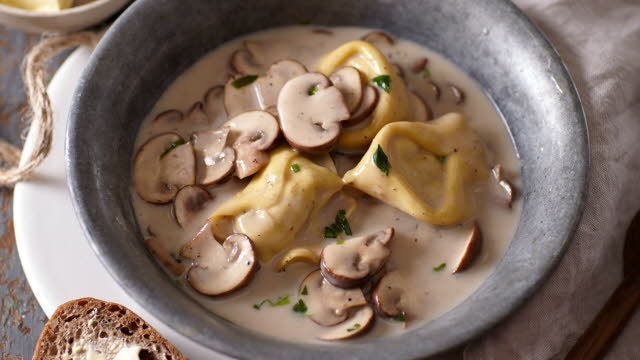 Champignonsoep uit Valkenburg met tortellini en bladselderij