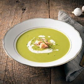 Doperwtencreme soep met gerookte zalm en spek