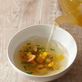 Fazanten bouillon met koolraap, eendenlever en sinaasappel