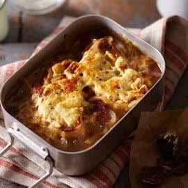 Gegratineerde Friese uiensoep met gedroogde worst