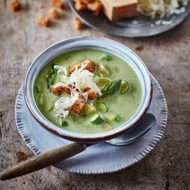Groene aspergesoep met ratte aardappel en Parmezaanse kaas