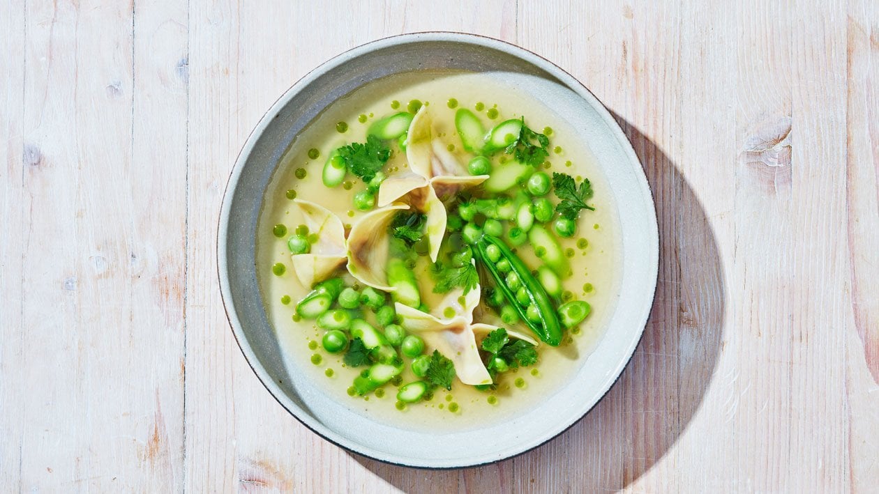 Groentebouillon met doperwten en wontons met confit de canard – Recept