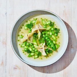 Groentebouillon met doperwten en wontons met confit de canard Groentebouillon met doperwten en wontons met confit de canard