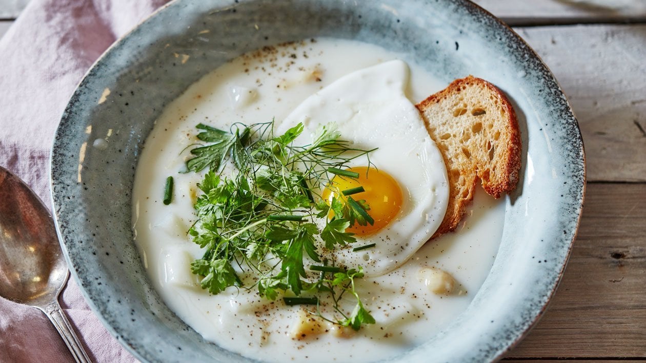 Hollandse aspergesoep met gebakken ei & zuurdesembrood – Recept