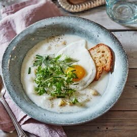 Hollandse aspergesoep met gebakken ei & zuurdesembrood