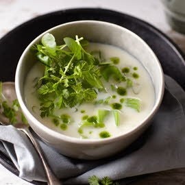 Kaassoep uit Zwitserland met bleekselderij en kruiden